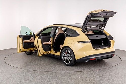 NIO ET5 Touring met alle deuren en kleppen open