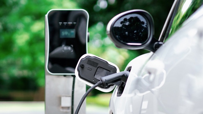 elektrische auto wordt opgeladen aan een laadpaal