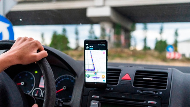 navigatie app op een smartphone in de auto