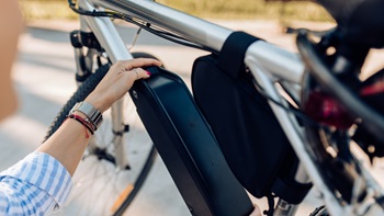 versleten fietsbatterij in elektrische fiets