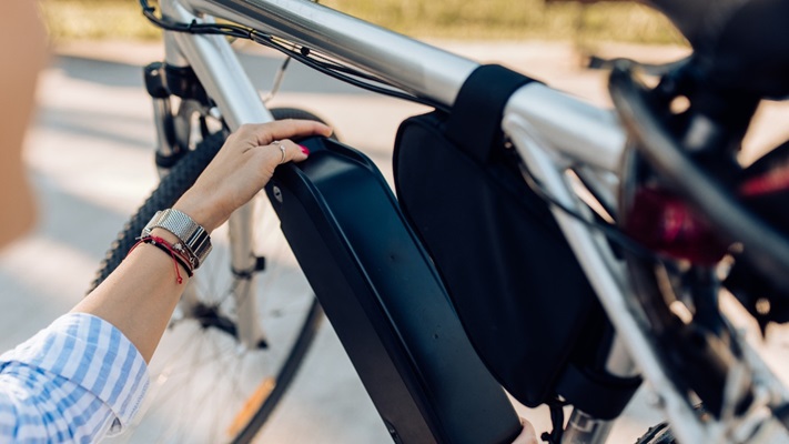 versleten fietsbatterij in elektrische fiets