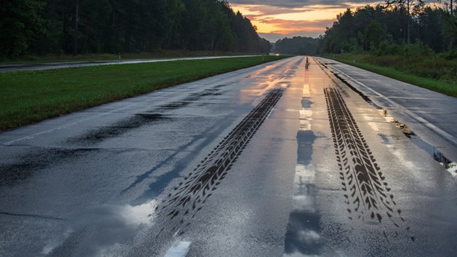 Bandensporen op nat wegdek