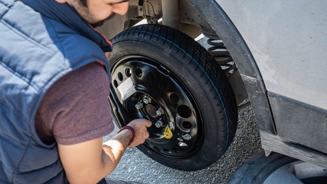 man vervangt een band