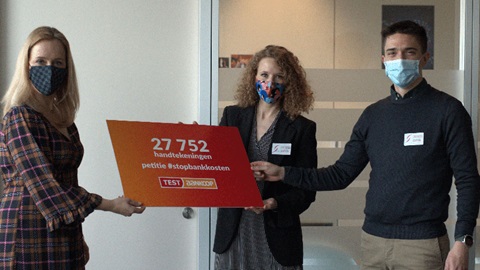 petitie banken overhandigd