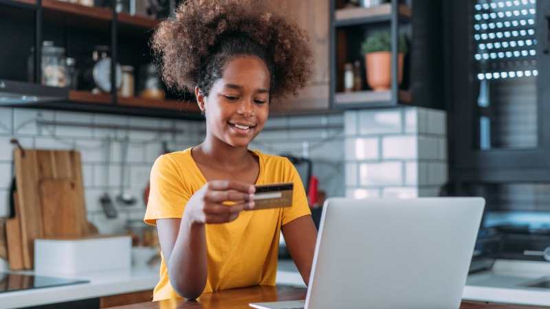 Jongere gebruikt zichtrekening om betaling te doen