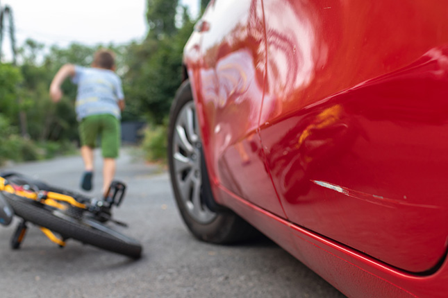 Je kind beschadigt een auto door er met zijn fiets tegen te botsen