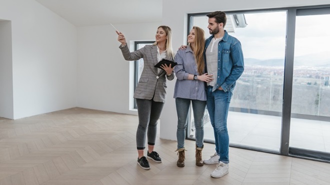 koppel kijkt om een woning te huren of te kopen