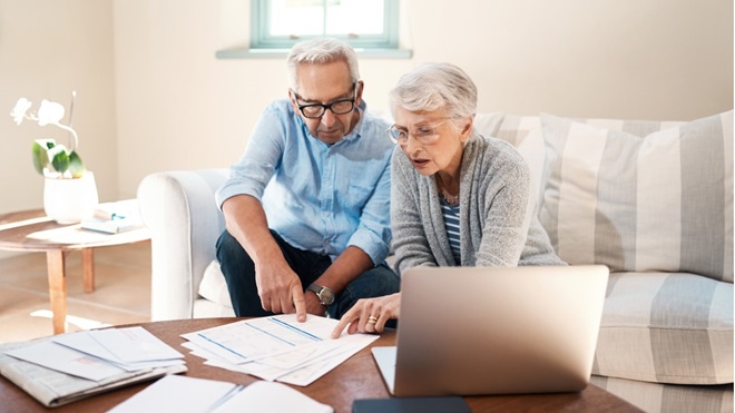 koppel leest informatiedocument aanvullend pensioen