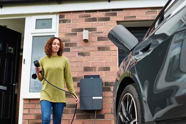 een vrouw laadt haar elektrische auto