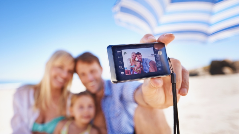 Een gezin maakt een selfie.