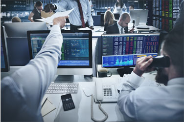 Verschillende beursgenoteerde bedrijven doen een beroep op de diensten van liquiditeitsverschaffers (in het Engels liquidity providers) om de handel in hun aandeel te bevorderen.