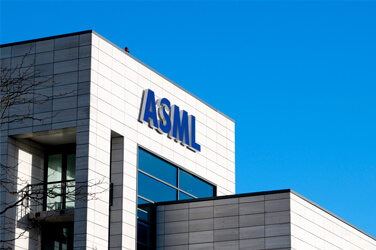 ASML komt met iets minder begeesterende vooruitzichten. Moet u in het aandeel van de groep beleggen?