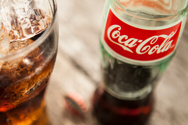 Mag u beleggen in het aandeel van Coca-Cola? Er hangt de frisdrankengigant een fiscale naheffing boven het hoofd.