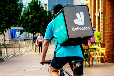 Er komt een overnamebod op Deliveroo. Moet u het aandeel van de groep in huis halen?