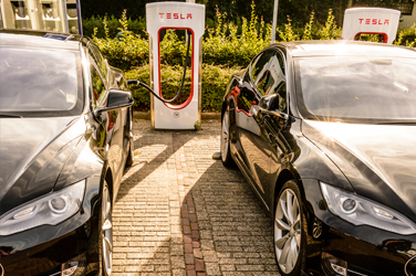 Tesla heeft kortingen moeten toestaan. Moet u het aandeel van de constructeur van elektrische wagens in huis halen?